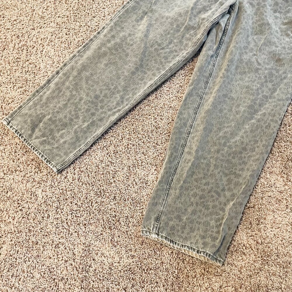 Universal Thread | Gray Leopard Print Women's Mid… - image 5